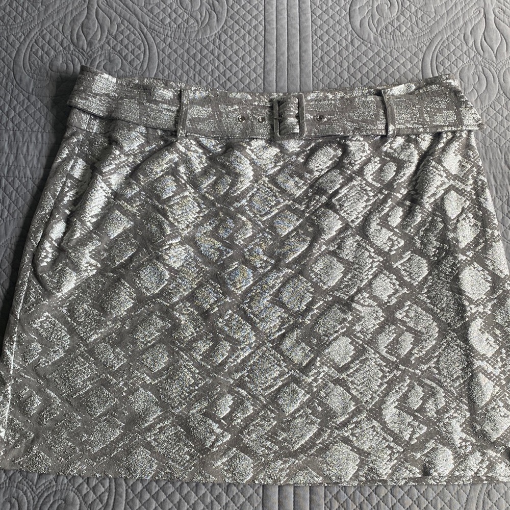 Short belted skirt taupe and silver print